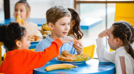Primary school children eating breakfast