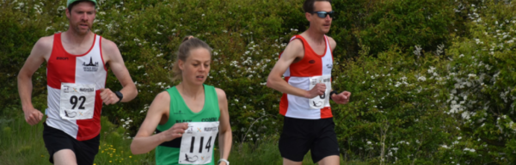 3 runners at the coastal running event