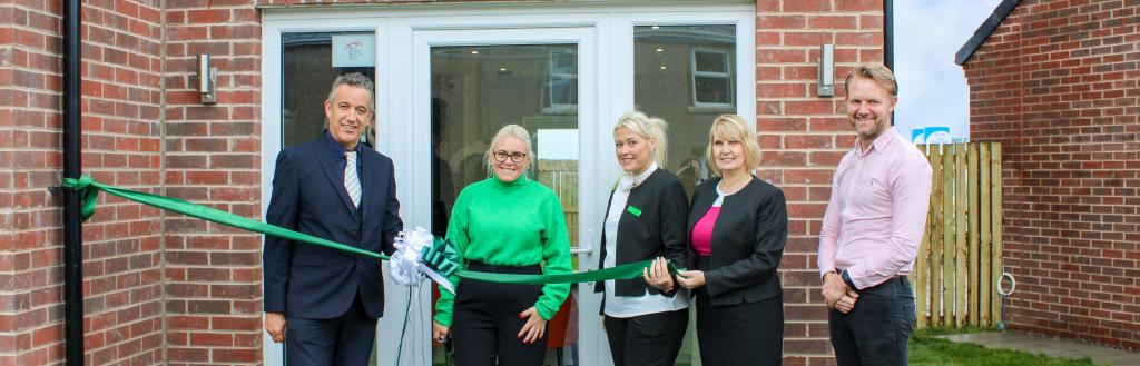 Cllr Emma Williamson with representatives of Gleeson Homes stood behind green ribbon unveiling new development